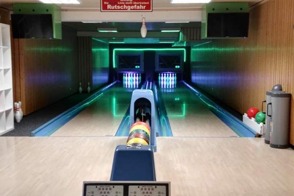bowling0210CF4B79C-6BE7-6822-6E00-0FBED87E3B95.jpg
